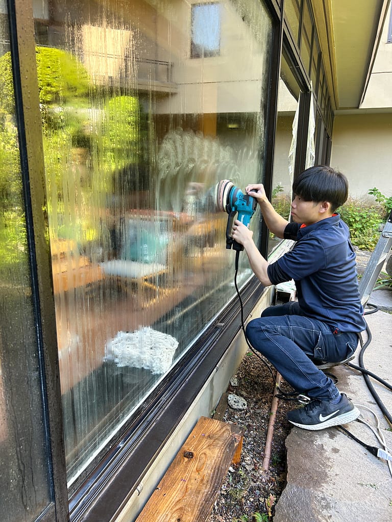 ホテル・旅館業界のトータルサポートを提供するHTS-Groupの、ガラス・鏡の研磨による美しさ回復イメージ図